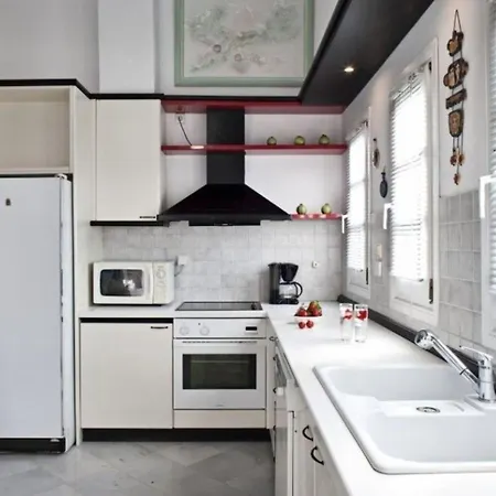 Charming With Private Pool And Parking Apartment