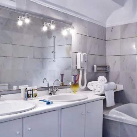Charming With Private Pool And Parking Apartment